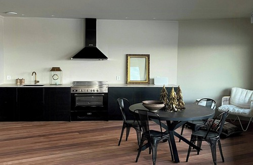 Akrehamn Apartment | Spacious harbourfront apartment with sea view