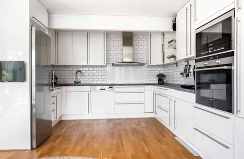 Svanshall Villa | Spacious House with direct seaview