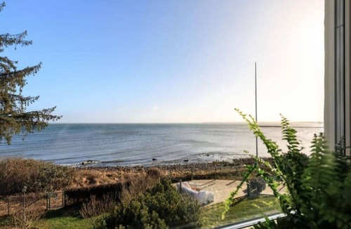 Svanshall Villa | Spacious House with direct seaview