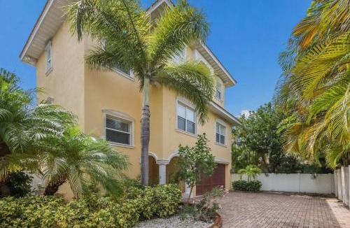 Holmes Beach House | Spacious Oasis home