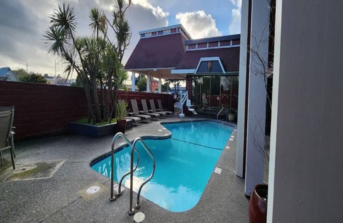 Downtown Hotel | Spacious Room with King Bed + Microwave & Fridge - Explore Arcata Bay!
