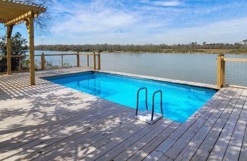 Barrett House | Spacious San Jacinto River Home w/Waterfront Deck