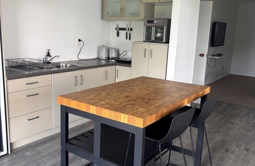 Army Bay Apartment | Spacious Three Bedroom Coastal Apartment in Army Bay