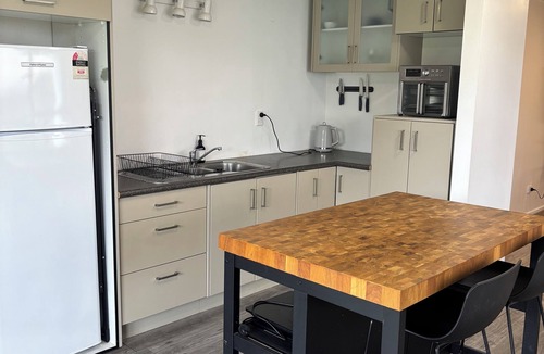 Army Bay Apartment | Spacious Three Bedroom Coastal Apartment in Army Bay