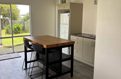 Army Bay Apartment | Spacious Three Bedroom Coastal Apartment in Army Bay