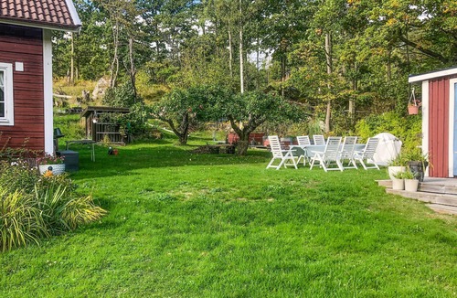 Rimforsa House | Spend an unforgettable vacation in this inviting cottage near the lake!