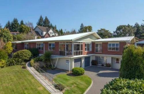 Springfield House | Springfield bliss with Lake view