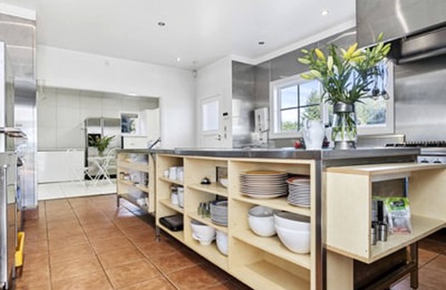 Maungatautari Cabin | Stately Accommodation with a Pool Table near Gorgeous Lake Karapiro, North Island