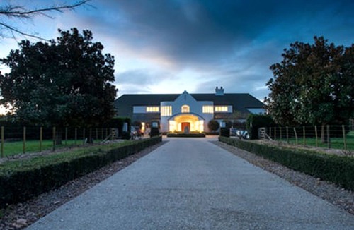 Maungatautari Cabin | Stately Accommodation with a Pool Table near Gorgeous Lake Karapiro, North Island