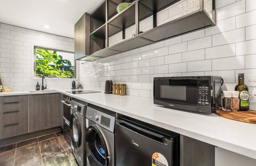 Hamilton Apartment | Stay Central | Park Securely | Relax Completely