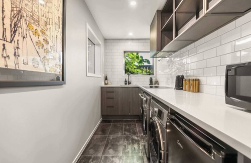 Hamilton Apartment | Stay Central | Park Securely | Relax Completely