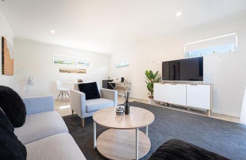 Greenhithe House | Studio 17 Private Standalone Studio in Greenhithe North Shore