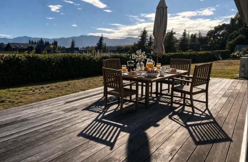 Albert Town Apartment | Studio 5- Stylish Stay with Mountain Vista