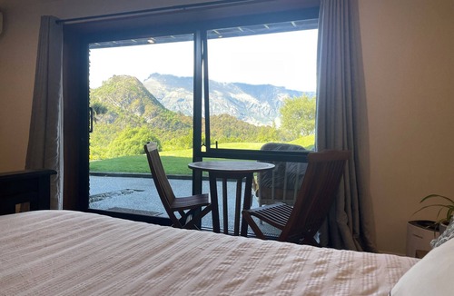 Mount Creighton Apartment | Studio with spectacular mountain views and short walk to Bob’s Cove