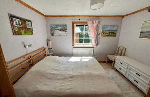 Jadraas House | StugaNäraKungsberget - mysig stuga med kamin, grillkåta och vedbastu