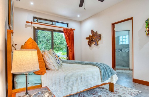 Tronadora House | Stunning Lake, Volcano, and Mountain Views, chef's kitchen with 2 King Suites!