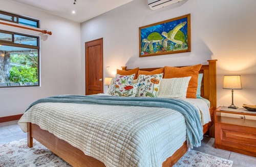 Tronadora House | Stunning Lake, Volcano, and Mountain Views, chef's kitchen with 2 King Suites!