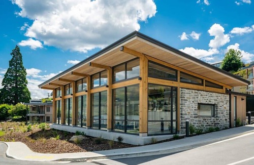 Wanaka Apartment | Stunning Lakefront Studio w/Hot Tub & View
