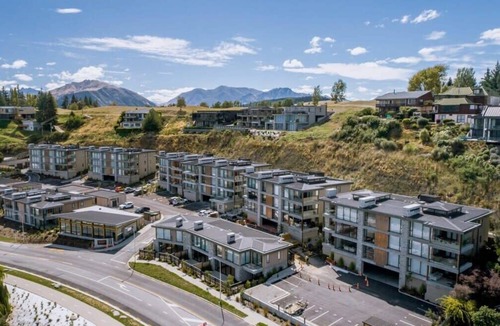 Wanaka Apartment | Stunning Lakefront Studio w/Hot Tub & View