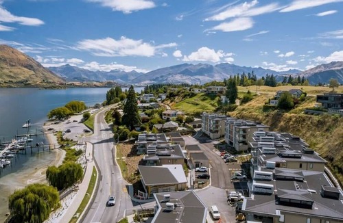 Wanaka Apartment | Stunning Lakefront Studio with Hot Tub & Views