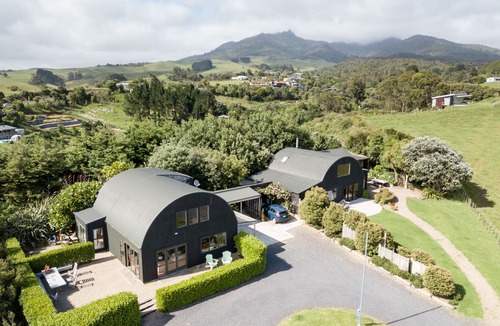 Raglan House | Stunning ocean view barn