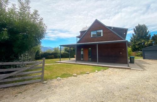 Lake Hawea House | Stunning Panoramic Lake Hawea Views 5 Bedrooms