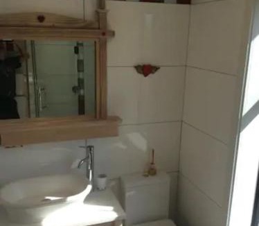 Wanaka Apartment | Stunning Scandi Style Room Overlooking Lake Wanaka