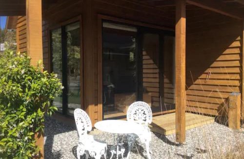 Wanaka Apartment | Stunning Scandi Style Room Overlooking Lake Wanaka