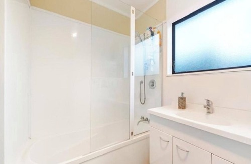 Trentham House | Stylish Trantham Retreat