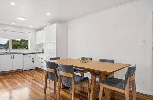 Martinborough House | Sundown on Grove - Martinborough Holiday Home