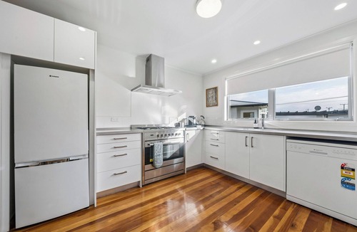 Martinborough House | Sundown on Grove - Martinborough Holiday Home