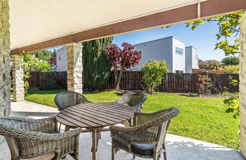 Wanaka House | Sunlit Solace - Wanaka Holiday Home