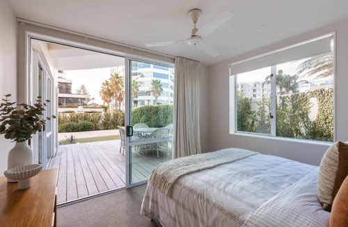 Mount Maunganui Apartment | Sunny Courtyard Dreaming Downtown with Pool & Gym