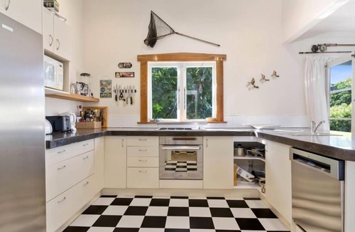 Hatepe House | Sunny, sheltered, spacious, 50 metres to the beach
