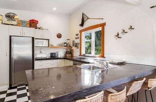 Hatepe House | Sunny, sheltered, spacious, 50 metres to the beach