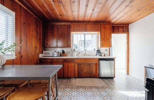 Ocean Beach House | Sunny & Spacious Duplex ~ Mins to Beach ~ Parking!