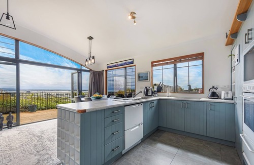 Nelson House | Sunset Heights - Nelson Holiday Home