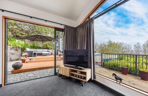 Nelson House | Sunset Heights - Nelson Holiday Home