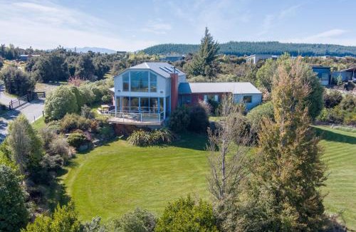 Wanaka House | Tawhiri - tranquility, space and stunning views in paradise