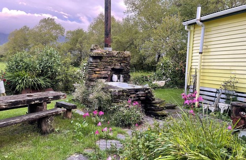Hari Hari Cottage | Teapot Cottage (cute and cozy 1950's time-warp)