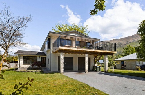Wanaka House | That Wanaka Tree - Short walk to the Lake