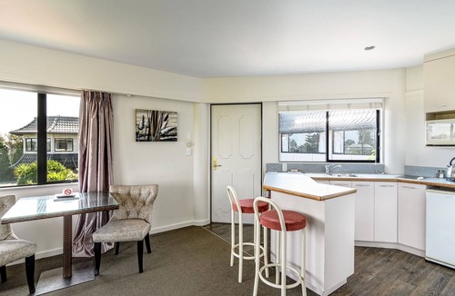 Tahunanui Hotel | The Beachcomber Hotel