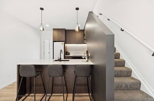 Frankton Villa | The Remarkable Hideaway| Modern Stay & Prime Location
