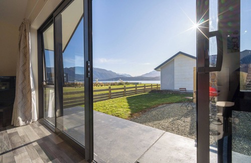 Te Anau House | The Tranquil Edge - Te Anau Holiday Home