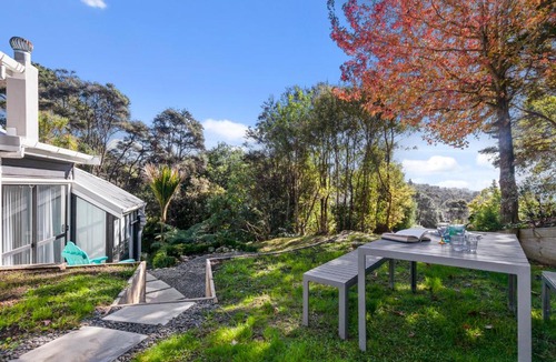 Snells Beach House | Tree Top Hideaway - Sandspit Holiday Home