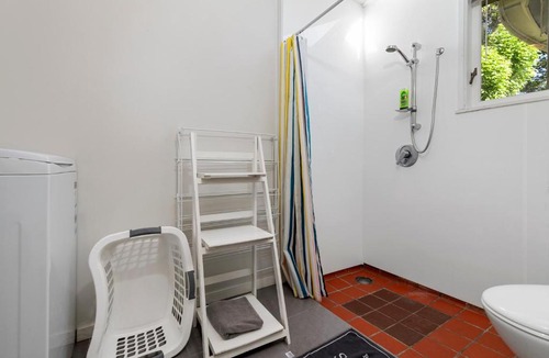 Snells Beach House | Tree Top Hideaway - Sandspit Holiday Home