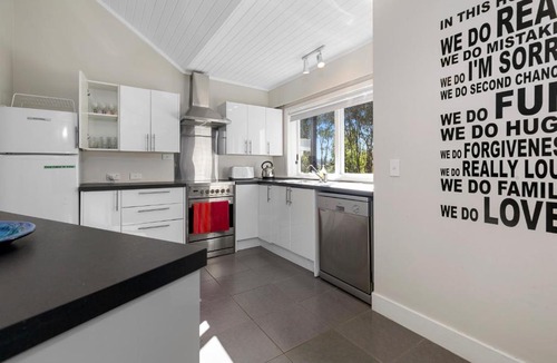 Snells Beach House | Tree Top Hideaway - Sandspit Holiday Home