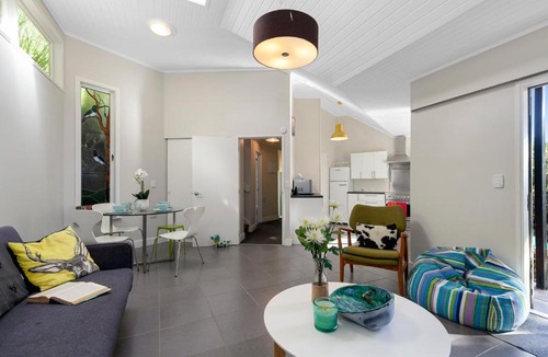 Snells Beach House | Tree Top Hideaway - Sandspit Holiday Home