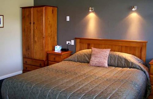 Lake Roxburgh Village Cabin | Two-Person Studio Rental on Lake Roxburgh in Central Otago