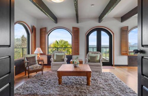 Waitahanui House | Ultimate Lakefront Getaway